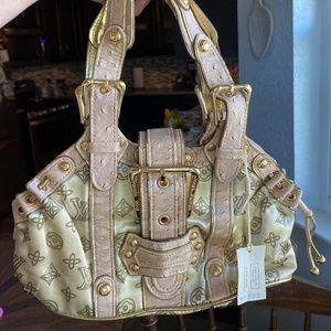 Knock off Louis bag.